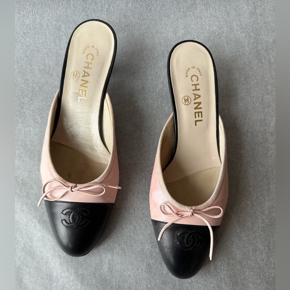 CHANEL kitten heels